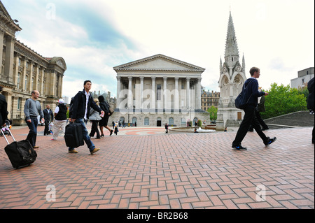 Birmingham Town Hall de Chamberlain Square avec Chamberlain Memorial. Banque D'Images