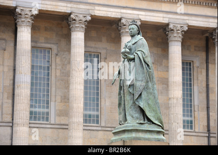 Statue de la reine Victoria à Victoria Square, Birmingham, Angleterre. Donnée par Sir William Henry Barber. Hôtel de ville en arrière-plan. Banque D'Images