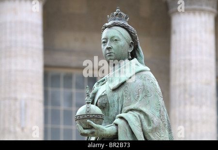 Statue de la reine Victoria à Victoria Square, Birmingham, Angleterre. Donnée par Sir William Henry Barber. Hôtel de ville en arrière-plan. Banque D'Images