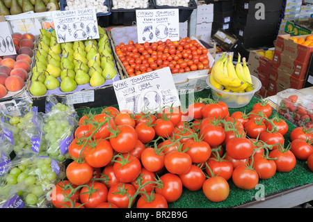 Les fruits et légumes à vendre à Birmingham Bull Ring en plein air du marché. Banque D'Images