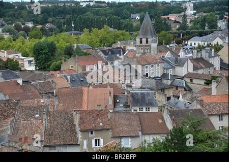 Vue sur les toits de Chauvigny médiévale Poitou Charentes France Banque D'Images