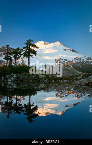 Le Mont Baker et de réflexion dans le Tarn ; Park Butte Trail, mont Baker-Snoqualmie National Forest, Washington. Banque D'Images