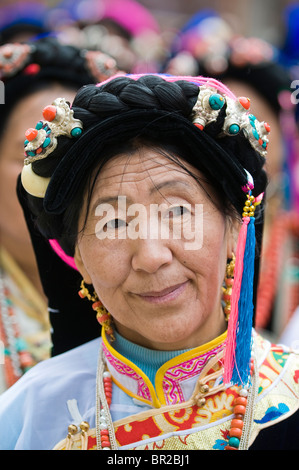 Artiste tibétain ethnique porte le costume traditionnel de la danse et le folk festival, Danbo, province du Sichuan, Chine Banque D'Images