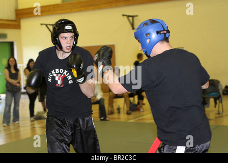 La lutte contre les concurrents dans un tournoi de kickboxing Banque D'Images