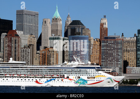 Un bateau de croisière sur le fleuve Hudson en passant la partie basse de Manhattan et de quitter New York pour commencer son voyage. Banque D'Images