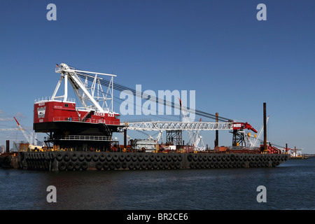 Marine Construction et équipement de dragage en attente d'affectation dans le port de Bayonne, New Jersey, USA. Banque D'Images