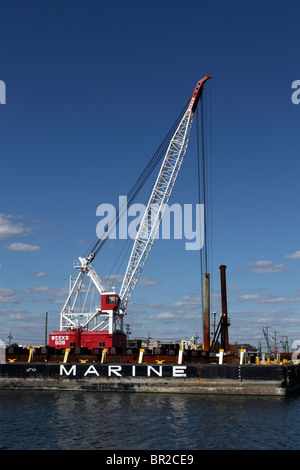 Marine Construction et équipement de dragage en attente d'affectation dans le port de Bayonne, New Jersey, USA. Banque D'Images