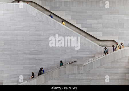 WASHINGTON DC, États-Unis — le bâtiment est de la National Gallery of Art, conçu par l'architecte I.M. Pei, présente une architecture moderniste avec son design angulaire et son grand atrium en verre. Le bâtiment, situé sur le National Mall à Washington DC, abrite la collection d’art contemporain du musée et sert de plaque tournante pour les expositions et les installations d’art moderne. Banque D'Images