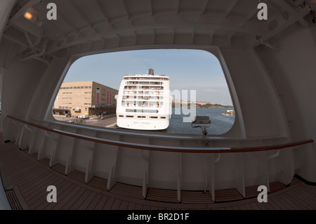 Le navire de croisière MSC 'Opera' amarré dans le port de Stockholm, Suède, vu de l'AFT/Stern de la P&O cruise ship 'Aurora'. Banque D'Images