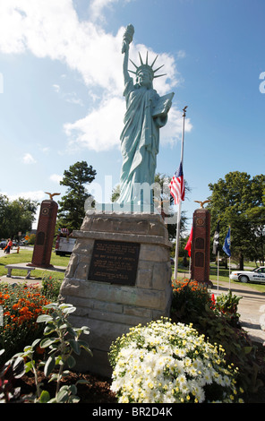 La liberté Coin, doté d''une mini statue de la liberté, au cours de la veillée de samedi en souvenir du 11 septembre 2001, Cape Girardeau, MO Banque D'Images