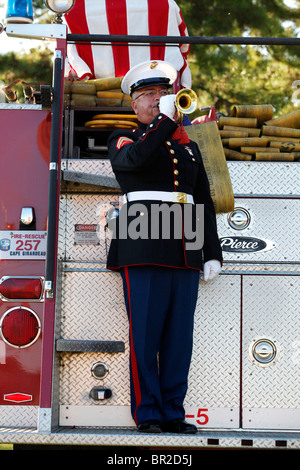 Le Cpl. Bob Francis joue le bugle au cours de la cérémonie de clôture de la veillée de samedi en souvenir du 11 septembre 2001. Banque D'Images