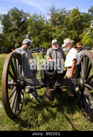 American Civil War reenactors expliquer cannon pièces - Gettysburg, Pennsylvanie, USA Banque D'Images