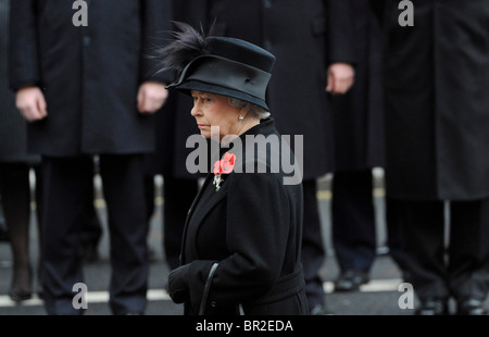 Son Altesse Royale la Reine Elizabeth II assiste à la cérémonie du dimanche service au Cénotaphe, Whitehall, Londres, 8 novembre 2009. Banque D'Images