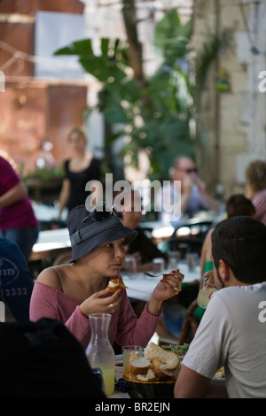 Déjeuner à manger Diners M. Shakshouka, un Tripolitanian restaurant casher à Jaffa, Tel-Aviv, Israël Banque D'Images