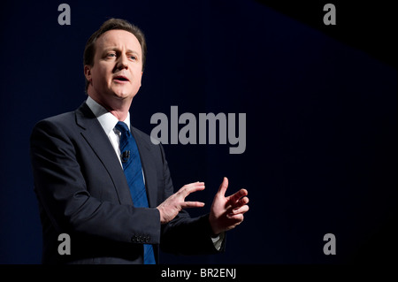 Le parti conservateur David Cameron aborde le Forum de printemps, Brighton, 28 février 2010. Banque D'Images