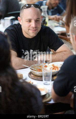 Déjeuner à manger Diners M. Shakshouka, un Tripolitanian restaurant casher à Jaffa, Tel-Aviv, Israël Banque D'Images