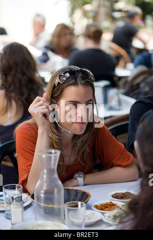 Déjeuner à manger Diners M. Shakshouka, un Tripolitanian restaurant casher à Jaffa, Tel-Aviv, Israël Banque D'Images