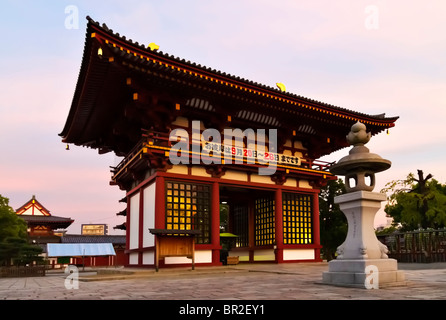 La porte principale du Temple Shitennoji à Osaka, Japon Banque D'Images