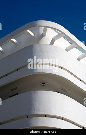 Détail d'un bâtiment d'époque Art déco à Tel Aviv, Israël Banque D'Images