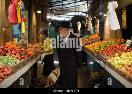 Un homme Orthadox shopping dans le marché Mahane Yehuda, Jérusalem, Israël Banque D'Images