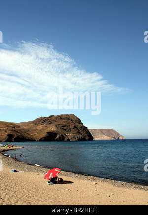 Vue verticale de la plage de las Negras Espagne courbe montrant de rivage qui mène au noir promontoire rocheux dans la distance ; Deep Blue Sea Banque D'Images