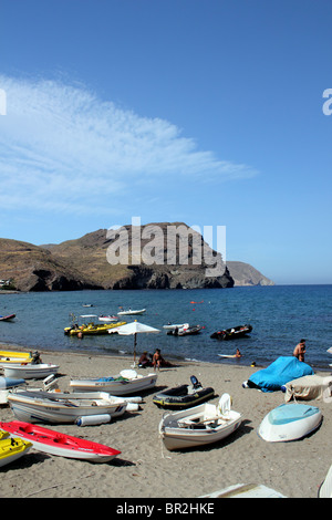 Vue verticale de la plage de las negras Espagne avec des bateaux au premier plan et le noir promontoire rocheux à distance ; bleu ciel et mer Banque D'Images