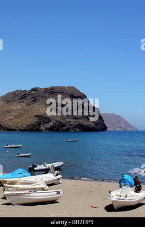 Vue verticale de la plage de las Negras Espagne pêche boaats montrant sur le sable en premier plan et le noir promontoire rocheux en arrière-plan Banque D'Images