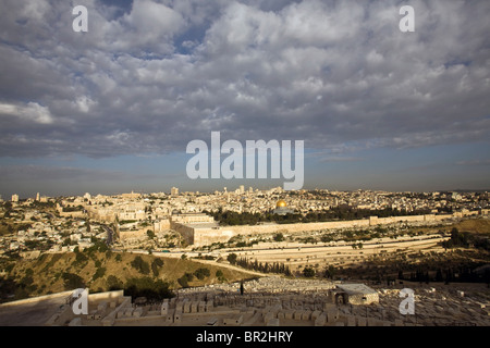 Une vue sur la vieille ville vue depuis le mont des Oliviers, Jérusalem, Israël Banque D'Images