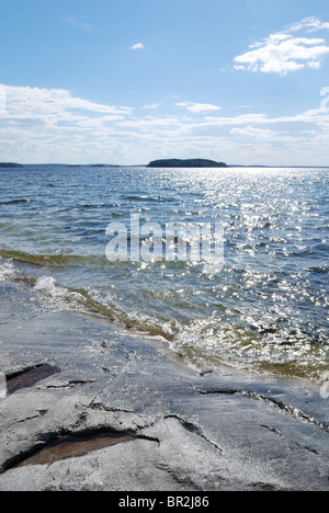 Côte rocheuse au bord du lac Puruvesi, partie de la système du lac Saimaa, à l'est de la Finlande. Banque D'Images