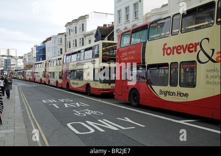 Brighton et Hove file d'autobus dans un embouteillage dans le centre-ville de East Sussex UK Banque D'Images