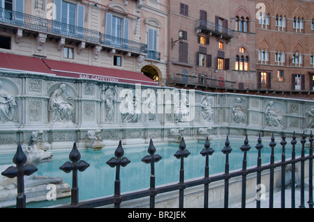 Fontaine Fonte Gaia et scultpures sur la Piazza del Campo de Sienne,Italie, Banque D'Images