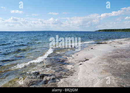 Rivage rocheux au bord du lac Puruvesi, partie de la système du lac Saimaa, à l'est de la Finlande. Banque D'Images