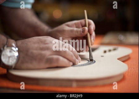 Le maître luthier (Guitar-Maker) dans son atelier dans le processus de création d'une guitare classique espagnole. Barcelone. L'ESPAGNE. Banque D'Images