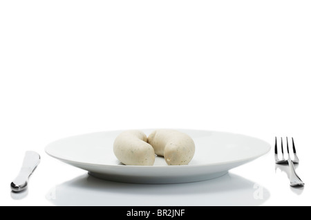 Saucisses de veau de Bavière sur une plaque sur fond blanc Banque D'Images