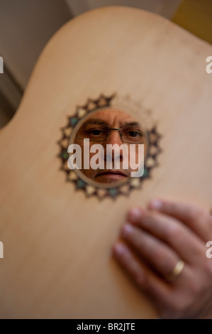 Le maître luthier (Guitar-Maker) dans son atelier dans le processus de création d'une guitare classique espagnole. Barcelone. L'ESPAGNE. Banque D'Images