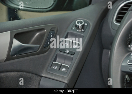 Poignée de porte et fenêtres électriques / vitres électriques rétroviseurs et boutons de réglage et de verrouillage du bouton central du système Banque D'Images