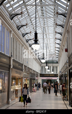 Intérieur de l'Argyll Arcade commerçante à Glasgow, Ecosse Banque D'Images