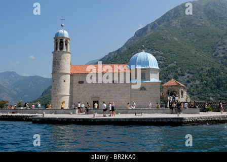 Une belle vue de l'île artificielle de la Gospa de Skrpjela, Notre Dame de la roche et l'église du même nom. L'original Banque D'Images