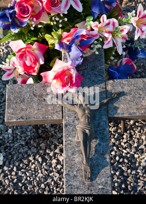 Un crucifix sur la Fleurie cimetière en Beaujolais, France. Banque D'Images