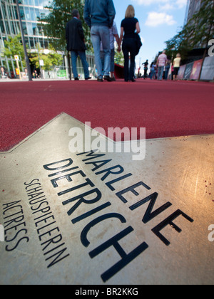 Nouveau Boulevard der Stars un boulevard spécial hommage à des stars de cinéma à la Potsdamer Platz à Berlin a ouvert le 10 septembre 2010 Banque D'Images