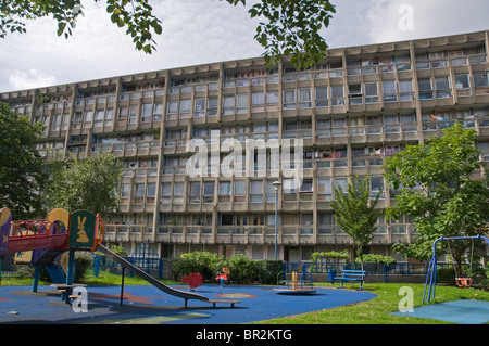 Robin Hood Gardens, de l'autorité locale (Conseil) Housing Estate, peuplier, Londres, Royaume-Uni Banque D'Images