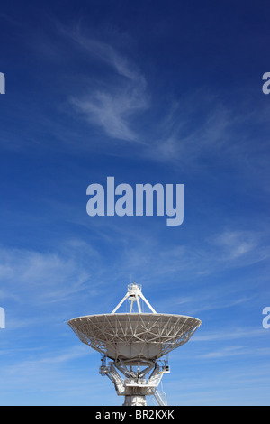 Un radiotélescope plat au Very Large Array, Nouveau Mexique, est pointée vers le ciel. Banque D'Images