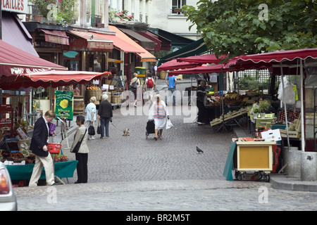 Promenade à travers les acheteurs sur le marché de la rue Mouffetard, un célèbre marché alimentaire. Paris Banque D'Images