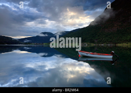 Un matin calme le long de la magnifique scène rives du Sognefjord en Norvège Banque D'Images