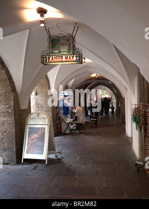 Dans la chaussée à arcades médiévales Herzog Friedrich Strasse le vieux centre-ville d'innsbruck Autriche Banque D'Images