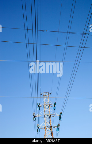 Lignes électriques aériennes haute tension et pylône métallique , Finlande Banque D'Images