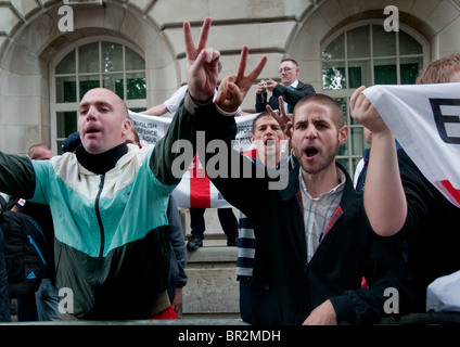 Les membres de l'English Defense League (EDL un groupe d'extrême-droite islamophobe protester à l'ambassade des Etats-Unis le 11 septembre 2010. Banque D'Images