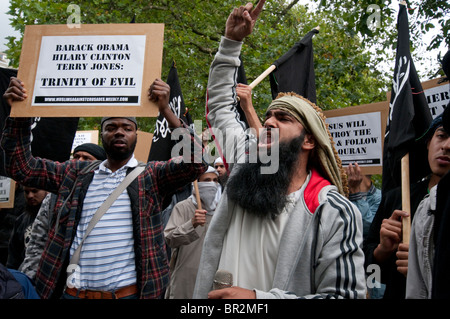 Groupe « musulmans extrémistes contre les Croisades", dirigé par Anjem Choudary ont organisé une manifestation contre la menace de brûler le Coran Banque D'Images