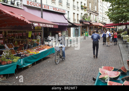 Un homme passe par le marché sur la Rue Mouffetard, un célèbre marché alimentaire. Paris Banque D'Images
