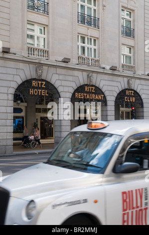 En passant le taxi Ritz Hotel/Restaurant/Club, Piccadilly, Londres, Royaume-Uni Banque D'Images